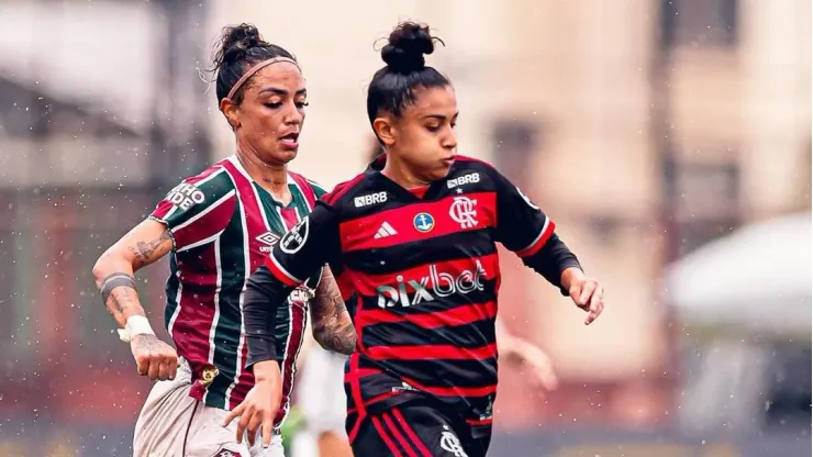 Jogadora do Fluminense disputa lance com a adversária do Flamengo no jogo de ida da final do Campeonato Carioca Feminino