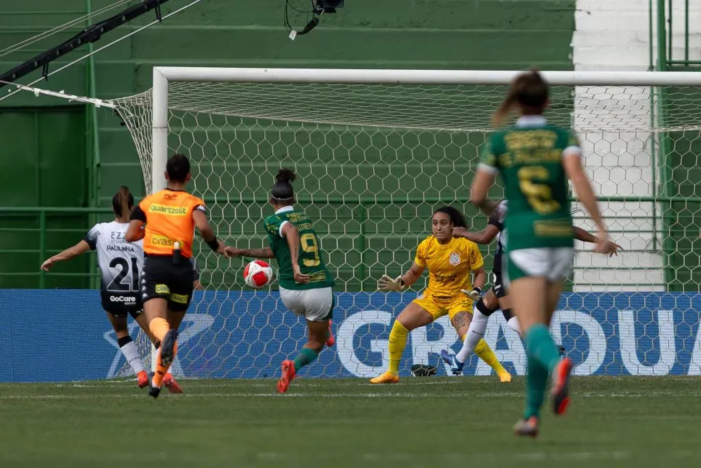 Lelê, do Corinthians, falha ao defender pênalti de Amanda Gutierres, que garantiu o título do Paulistão Feminino para o Palmeiras. Foto: Rebeca Reis/Ag. Paulistão/Centauro