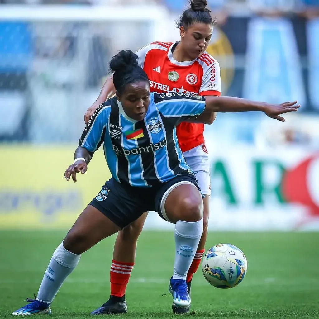 Jogadora do Inter disputa lance com adversária do Grêmio na final do Gauchão Feminino 2024. Foto: Lucas Uebel/Grêmio FBPA