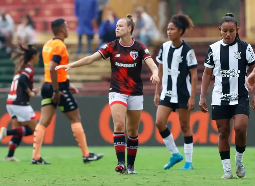 Maressa, reclama de lance das rivais do Corinthians no jogo de ida no Canindé, no jogo de ida pelo Paulistão Feminino. Foto: Rubens Chiri/Saopaulofc.net