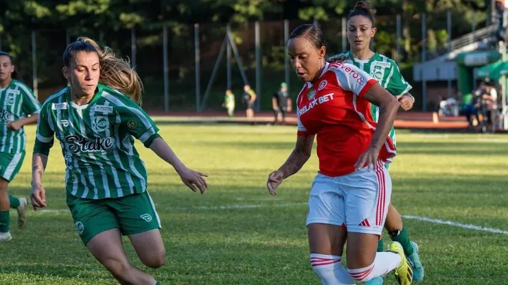Jogadora do Internacional disputa lance com adversária do Juventude em jogo decisivo pela classificação na final do Gauchão Feminino
