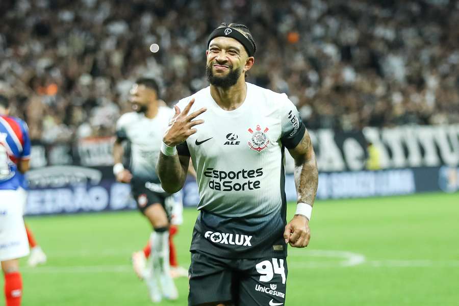 Memphis Depay marcou duas vezes contra o Bahia Memphis Depay marcou duas vezes contra o Bahia