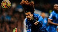 Jogador é expulso por puxar cabelo de Cucurella na Premier League