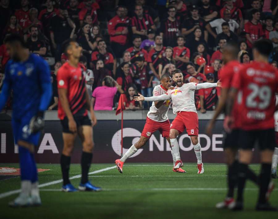 Sasha fez os dois gols do Bragantino em vitória dentro da Ligga Arena Sasha fez os dois gols do Bragantino em vitória dentro da Ligga Arena