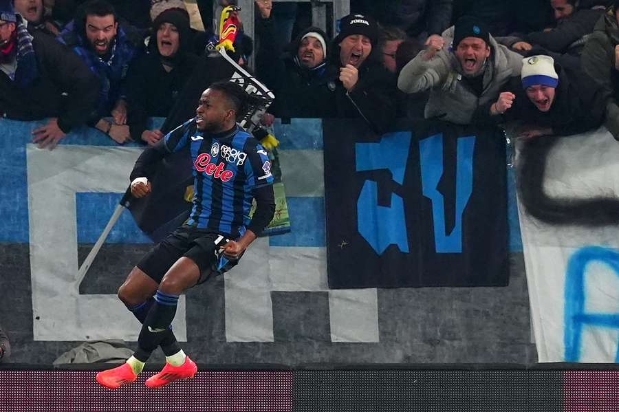 Lookman fez o gol da vitória em Atalanta 2x1 Milan Lookman fez o gol da vitória em Atalanta 2x1 Milan