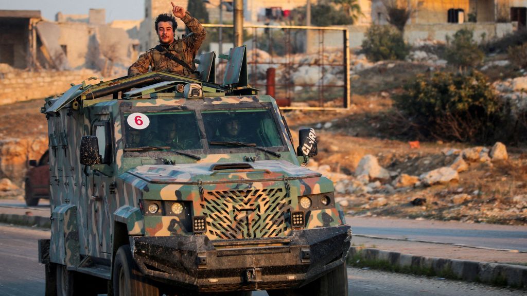 Rebelde do grupo islâmico Hayat Tahrir al-Sham em al-Rashideen, na cidade síria de Aleppo.