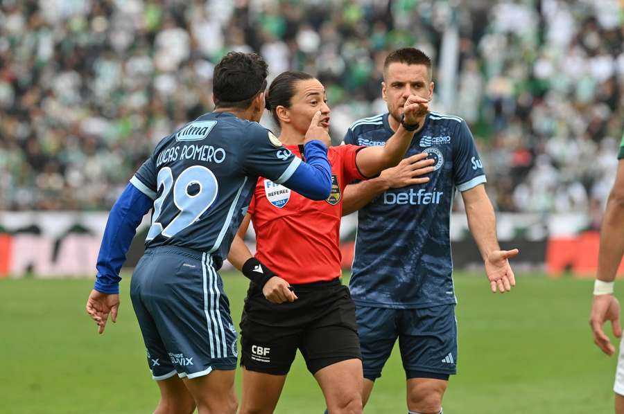 Jogadores do Cruzeiro reclamam da decisão de Edina Alves Jogadores do Cruzeiro reclamam da decisão de Edina Alves