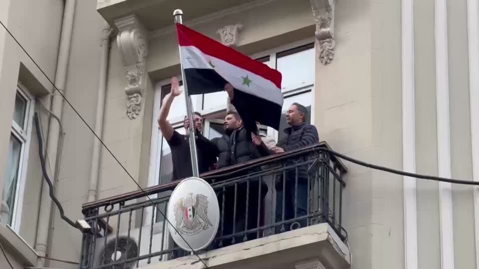 Bandeira do regime Baath é substituída pela bandeira da revolução nas embaixadas sírias no exterior