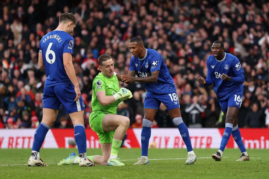 Pickford é celebrado pelos companheiros após defesa contra o Arsenal Pickford é celebrado pelos companheiros após defesa contra o Arsenal