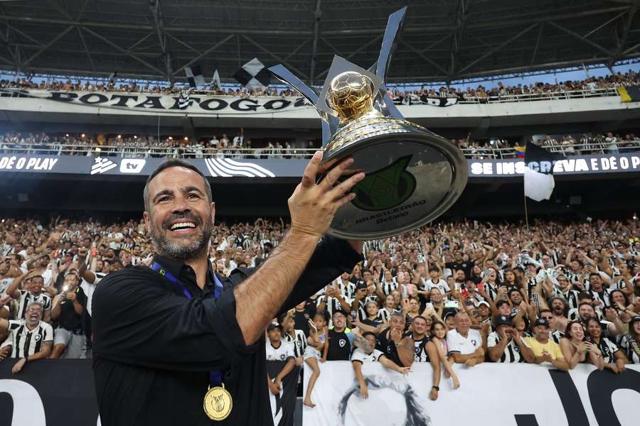 Artur Jorge ergue a taça de campeão brasileiro Artur Jorge ergue a taça de campeão brasileiro