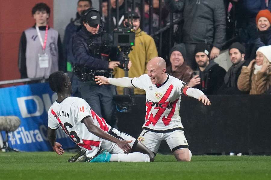 Mumin marcou um dos gols do Rayo no confronto Mumin marcou um dos gols do Rayo no confronto