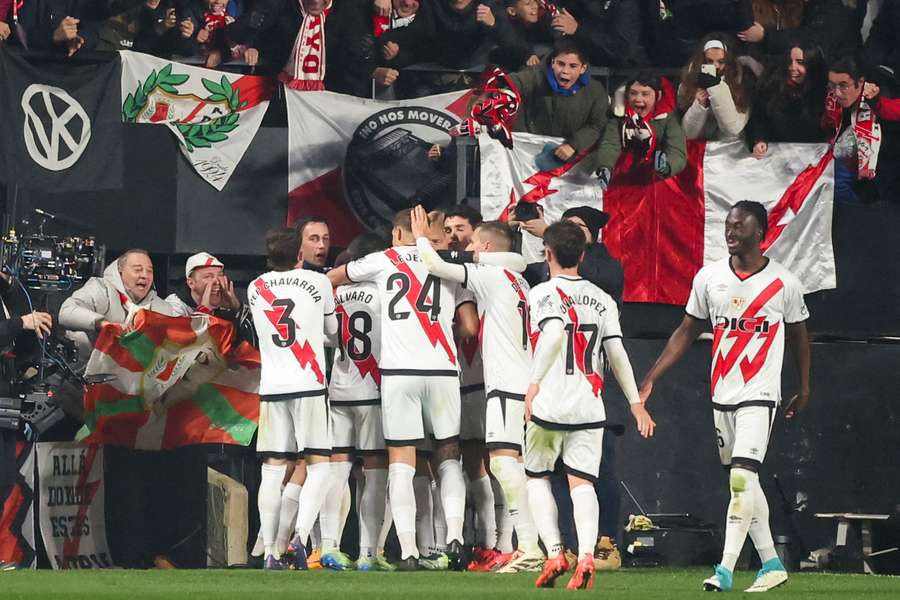 Jogadores do Rayo comemoram gol marcado por Palazón Jogadores do Rayo comemoram gol marcado por Palazón