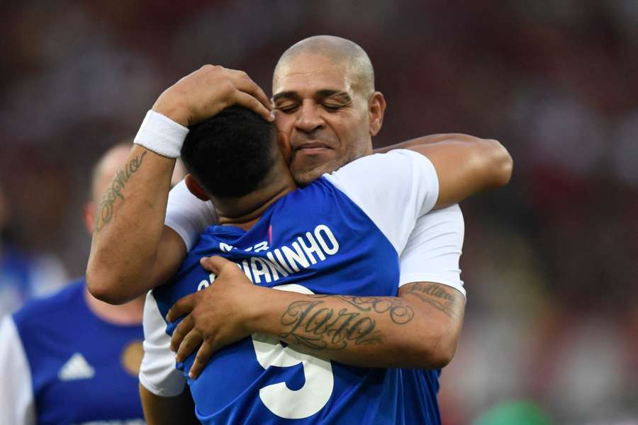 Adriano abraça o filho Adrianinho após gol no Maracanã Adriano abraça o filho Adrianinho após gol no Maracanã