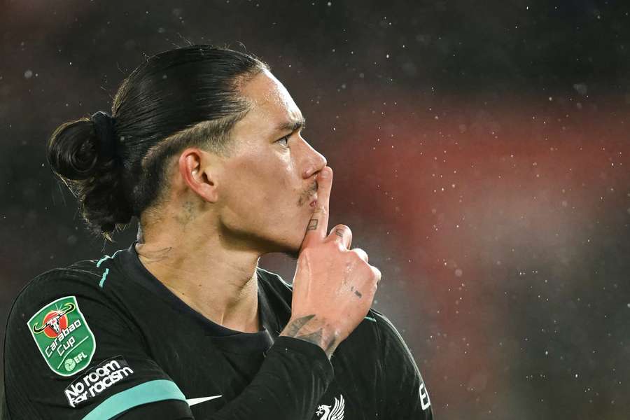 Núñez provoca torcida do Southampton após marcar no St Mary's Stadium Núñez provoca torcida do Southampton após marcar no St Mary's Stadium