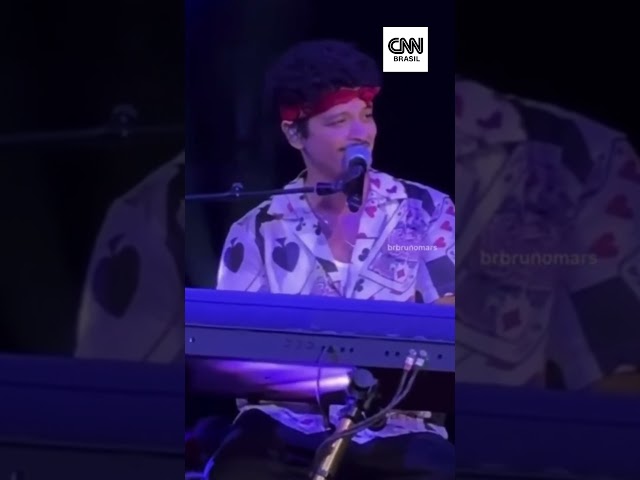 Bruno Mars diverte fãs com cantada em português durante show: "Cadê as solteiras"?