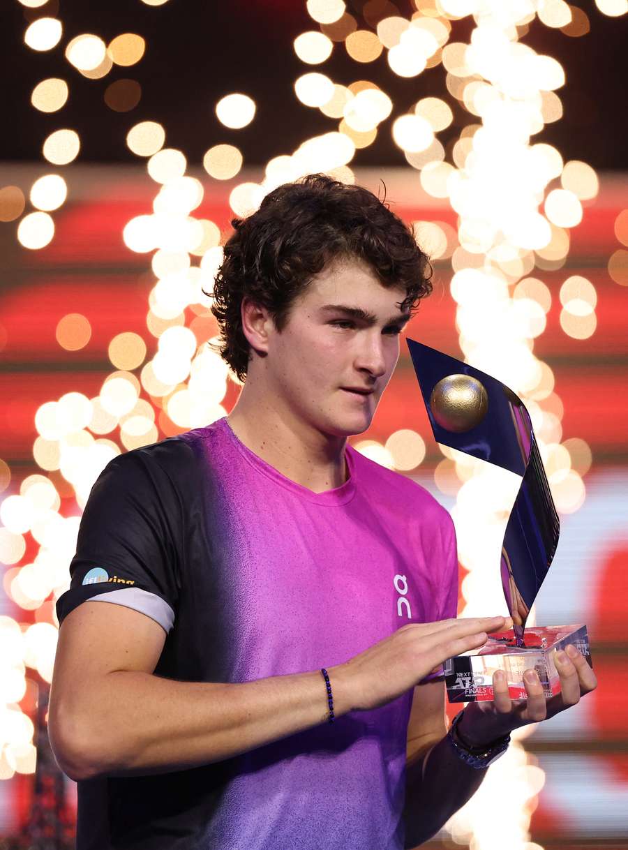 João Fonseca com o troféu de campeão do Next Gen Finals João Fonseca com o troféu de campeão do Next Gen Finals