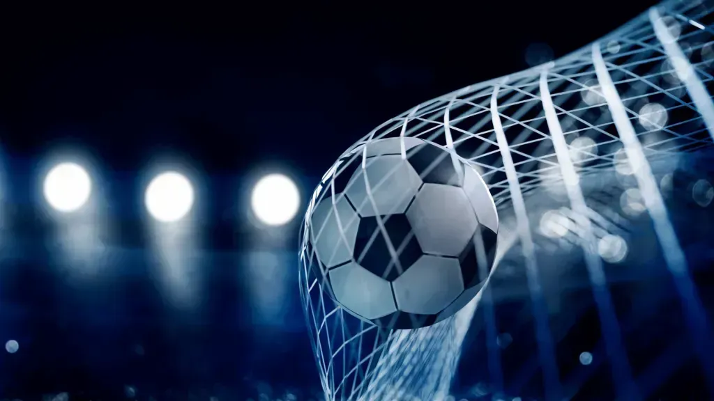 Imagem de bola de futebol contra rede de uma baliza