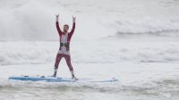 Papai Noel troca trenó por prancha de surfe na véspera de Natal, na Flórida