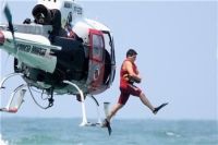 Vídeo: helicóptero Águia resgata quatro crianças de afogamento em Ubatuba