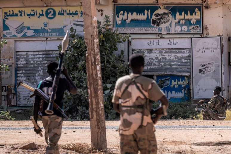 Soldados do exército sudanês patrulham uma área no norte de Cartum em 3 de novembro de 2024