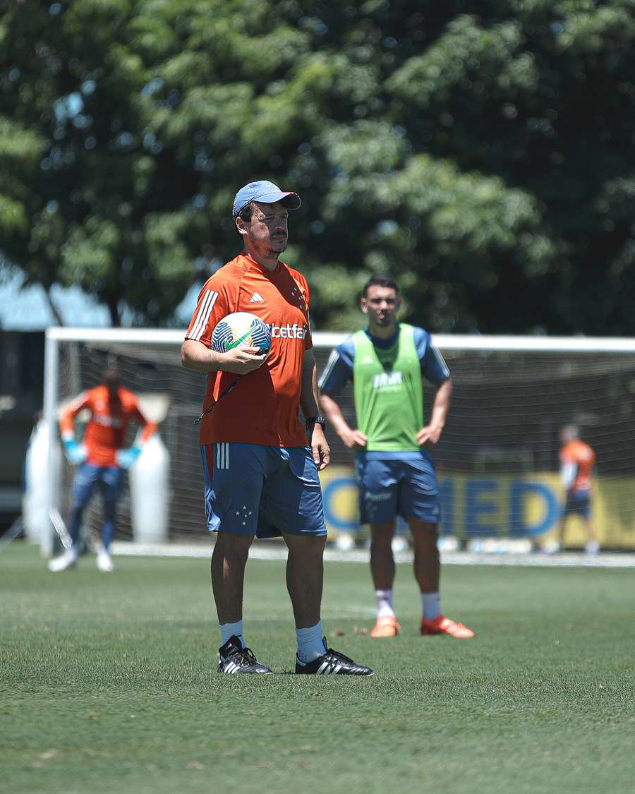 Fernando Diniz durante treinamento na Toca da Raposa 2
