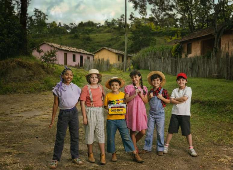 Elenco do longa-metragem 'Chico Bento e a Goiabeira Maraviósa' em foto durante a gravação em 2023