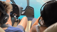 Benício Huck e namorada curtem férias na praia com passeio de helicóptero