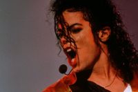 Faixas inéditas de Michael Jackson são encontradas em galpão, diz site