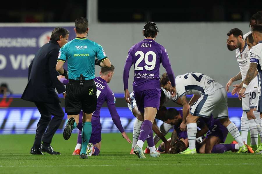 Jogadores correram desesperados para acudir Bove Jogadores correram desesperados para acudir Bove