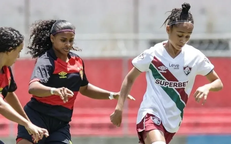 Jogadora do Fluminense, disputa lance com as rivais do Sport-PE no duelo da Copinha Feminina 2024. Foto: Henrique Barreto/Flumininense