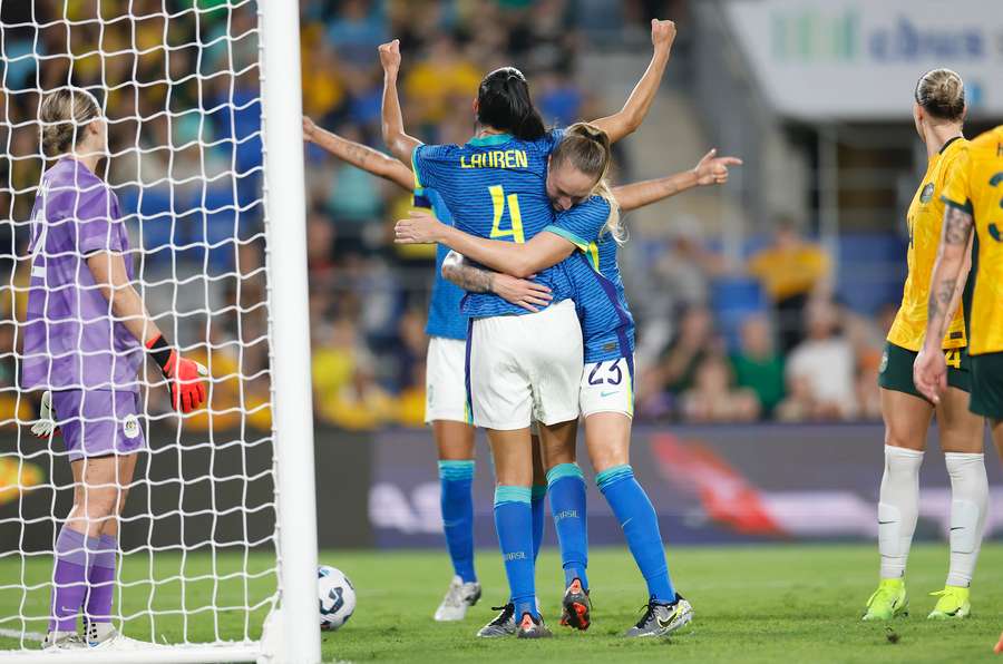 Lauren fez o segundo gol do Brasil contra a Austrália Lauren fez o segundo gol do Brasil contra a Austrália