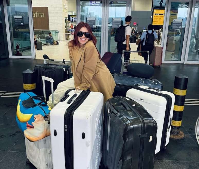 Gkay embarcando em viagem à Europa. Ela diz que teve bagagem com itens de luxo extraviada.
