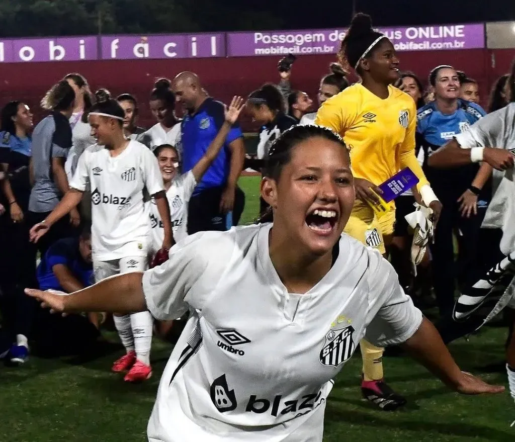 Meio-campista, Evelin Bonifácio comemora seu gol que selou a vitória do Santos com classificação direta para a semifinal da Copinha Feminina após eliminar o Corinthians. Foto: Marcos Ribolli/Ag. Paulistão
