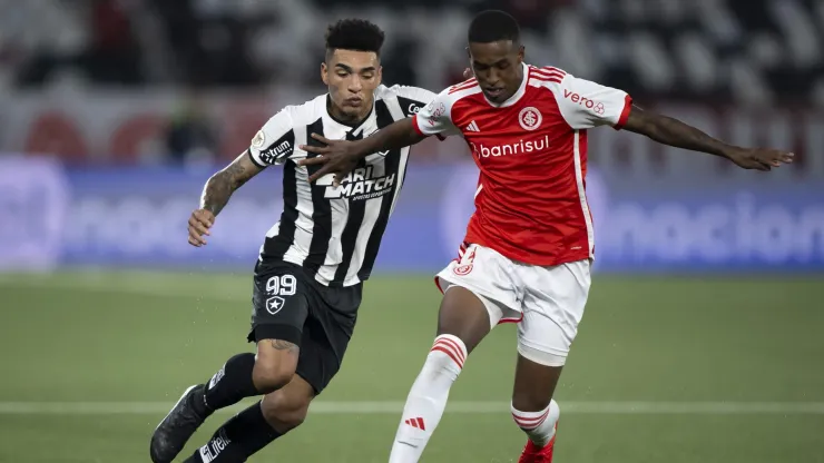 Igor Jesus jogador do Botafogo disputa lance com Robert Renan jogador do Internacional. Foto: Jorge Rodrigues/AGIF