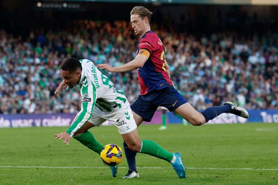 Vitor Roque sofreu pênalti de Frenkie de Jong no segundo tempo Vitor Roque sofreu pênalti de Frenkie de Jong no segundo tempo
