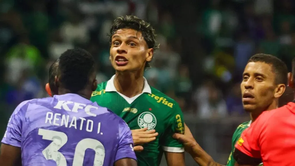 IMAGO / Fotoarena – Renato Ibarra em discussão com Richard Ríos, do Palmeiras, pela Libertadores 2024.