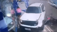 Carro desgovernado invade loja e deixa mulher ferida; veja vídeo