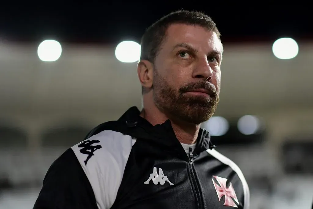 Pedrinho deve acertar como jogadores em posições carentes no Vasco. Foto: Thiago Ribeiro/AGIF