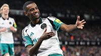 Com gol relâmpago e hat-trick de Isak, Newcastle vence Ipswich por 4 a 0