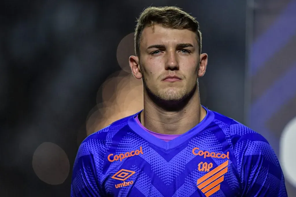 Goleiro Léo Linck pode ser a primeira contratação do Botafogo para 2025. Foto: Thiago Ribeiro/AGIF