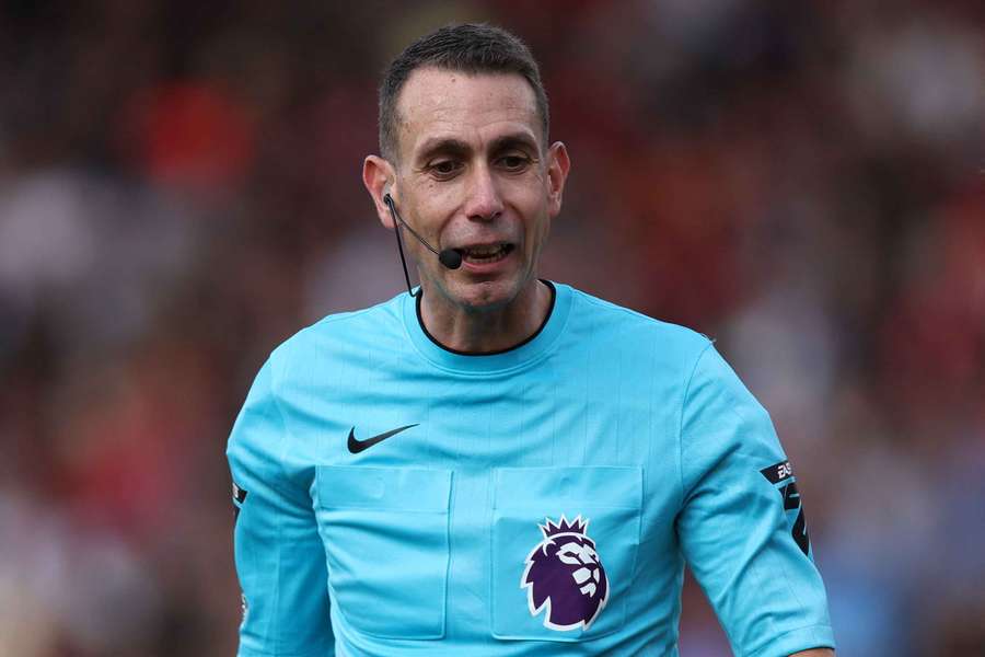 Os árbitros da Premier League tem auxílio de 20 câmeras por jogo Os árbitros da Premier League tem auxílio de 20 câmeras por jogo