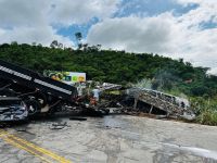 Acidente em Minas Gerais: Corpo de Bombeiros fala à CNN sobre pedra que caiu de carreta