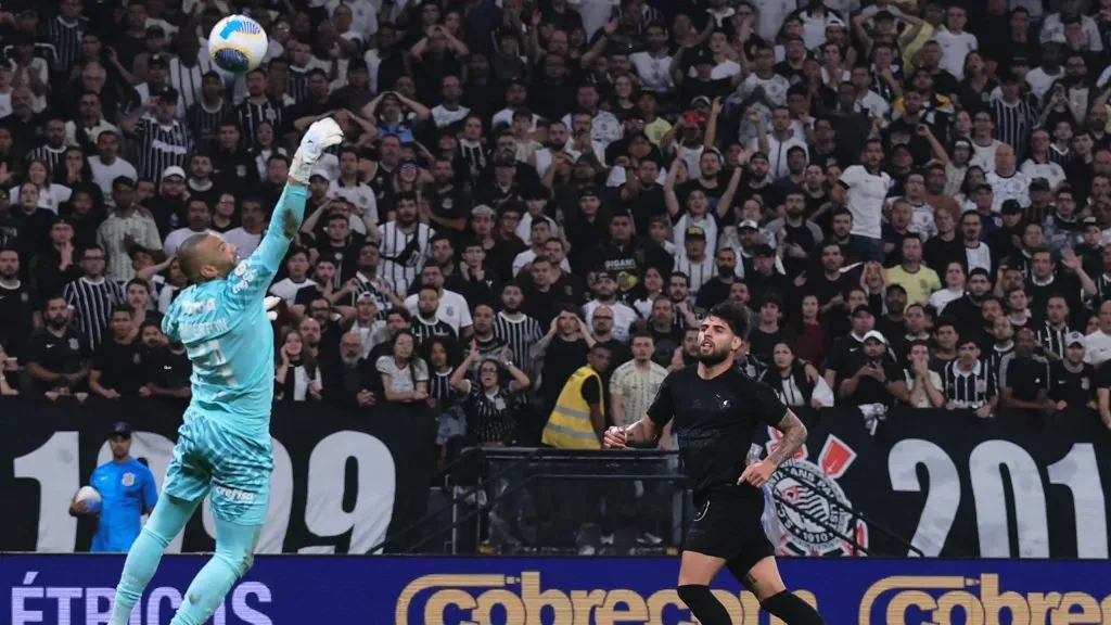 Weverton do Palmeiras em partida contra o Corinthians. Foto: Ettore Chiereguini/AGIF
