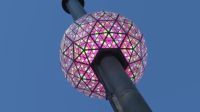 Bola de cristal da Times Square é testada antes da véspera de Ano Novo