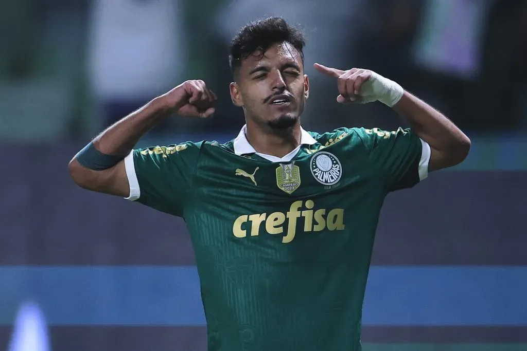 Gabriel Menino jogador do Palmeiras comemora seu gol durante partida contra o Cruzeiro no estadio Arena Allianz Parque pelo campeonato Brasileiro A 2024. Foto: Ettore Chiereguini/AGIF
