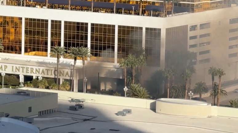 Fumaça é vista depois que um Tesla Cybertruck pegou fogo na entrada da Trump Tower em Las Vegas, nos EUA.