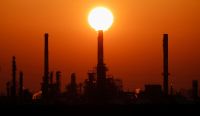 Petróleo cai 3% em 2024; segundo ano consecutivo de baixa