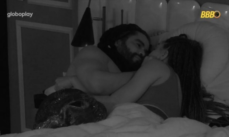 Diogo Almeida e Aline durante momento íntimo no BBB 25
